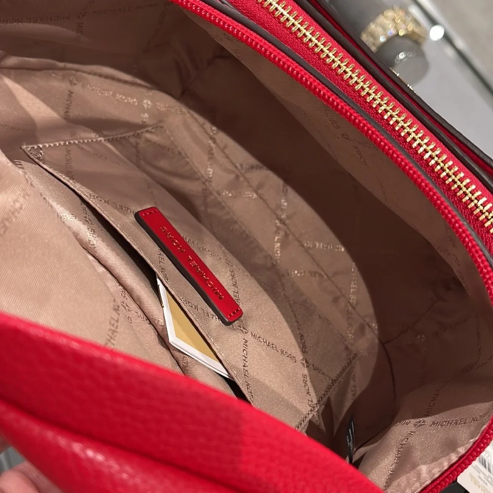 MICHAEL KORS
Maisie Large Pebbled Leather 2-in-1 Sling Pack
Bright Red
NWT - Picture 11 of 16